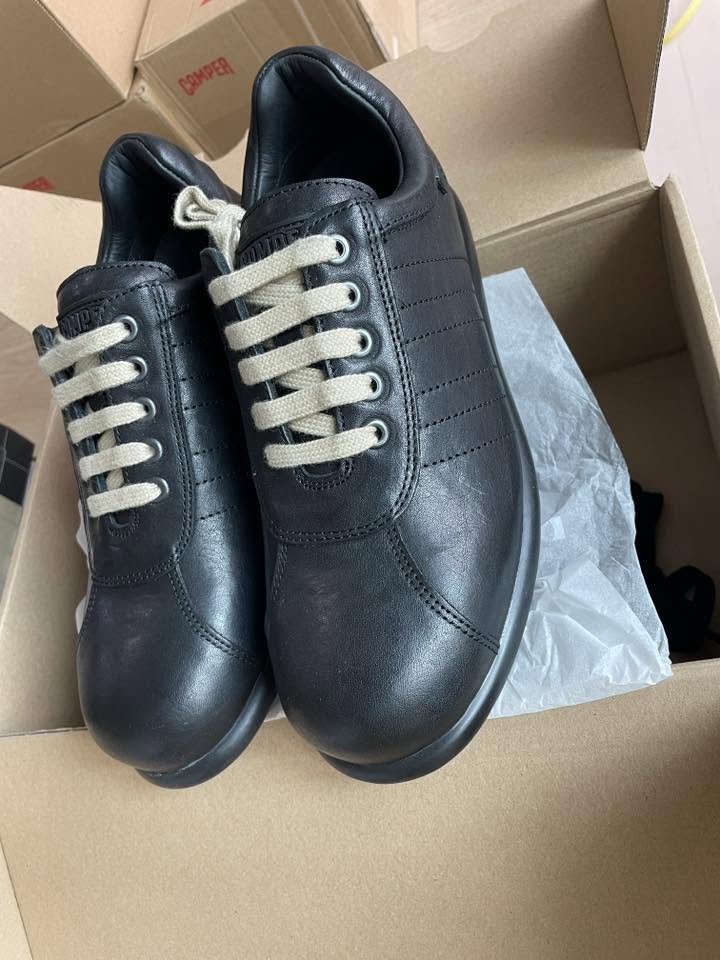 CAMPER Pelotas Ariel 兩雙黑色鞋正面特寫