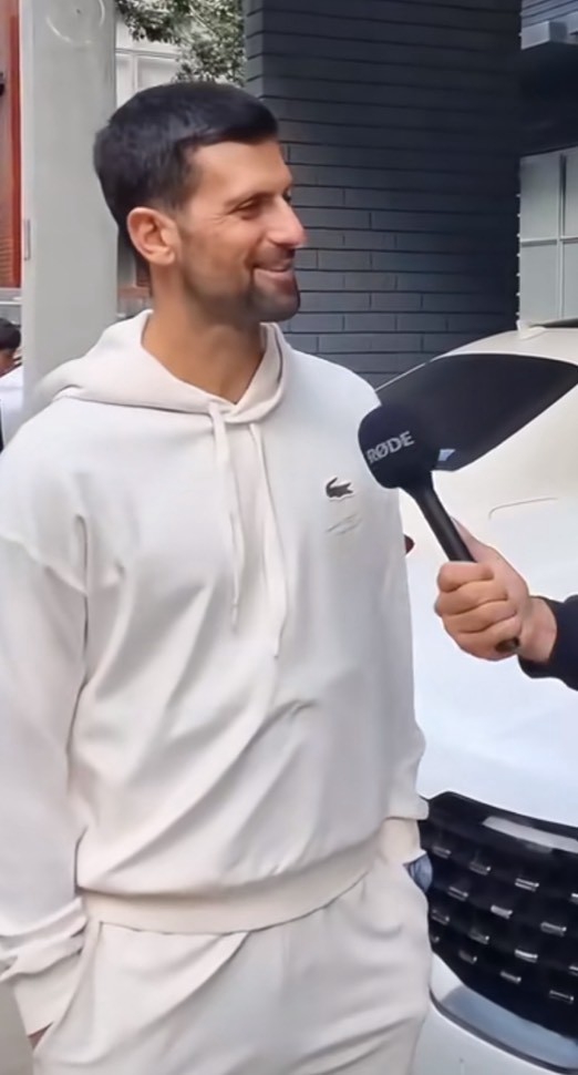 Novak Djokovic本人身著Lacoste米白聯名連帽衫接受採訪